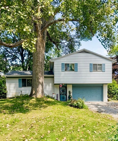 Photo of 2705 Bellevue Drive, Fort Wayne, IN 46825 (MLS # 202635031)