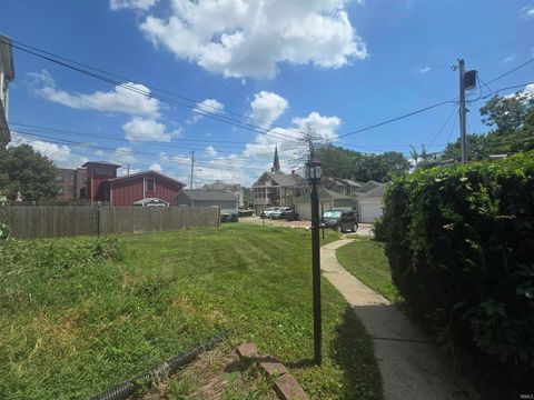 Tiny photo for 817 W Wayne Street, Fort Wayne, IN 46802 (MLS # 202630119)