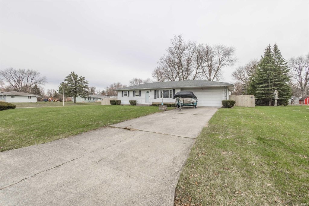 Photo of 5732 Meadowbrook Drive, Fort Wayne, IN 46835 (MLS # 202608562)