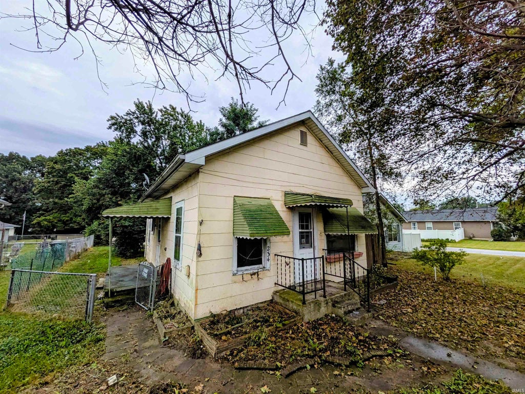 Photo of 234 S 35th Street, South Bend, IN 46615 (MLS # 202637164)
