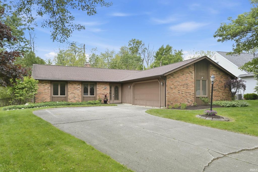 Photo of 5611 Larchwood Run, Fort Wayne, IN 46825 (MLS # 202618939)