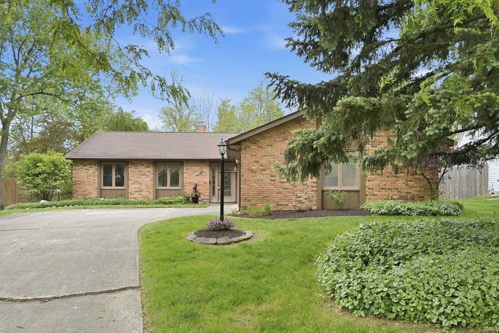 Photo of 5611 Larchwood Run, Fort Wayne, IN 46825 (MLS # 202618939)