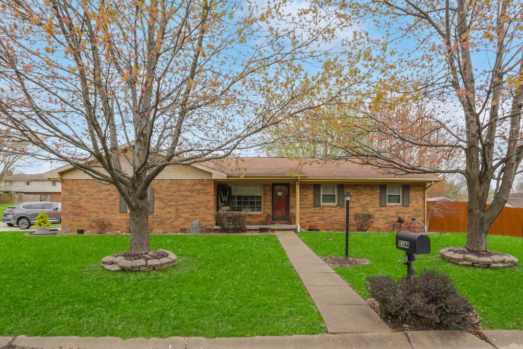 Photo of 5144 Kenwood Drive, Newburgh, IN 47630 (MLS # 202607600)