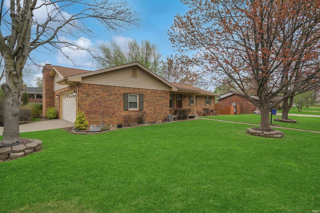 Photo of 5144 Kenwood Drive, Newburgh, IN 47630 (MLS # 202607600)