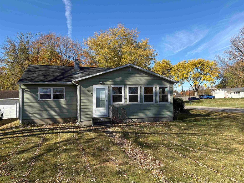 Photo of 913 Villa Terrace, Kendallville, IN 46755 (MLS # 202545720)