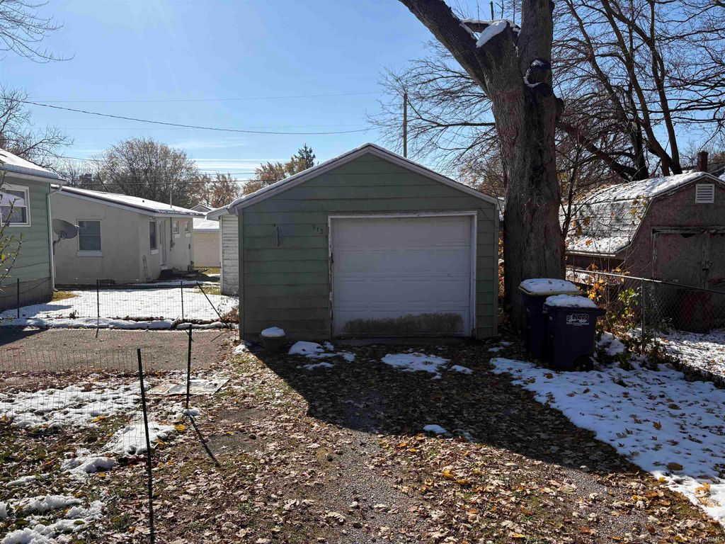 Photo of 913 Villa Terrace, Kendallville, IN 46755 (MLS # 202545720)