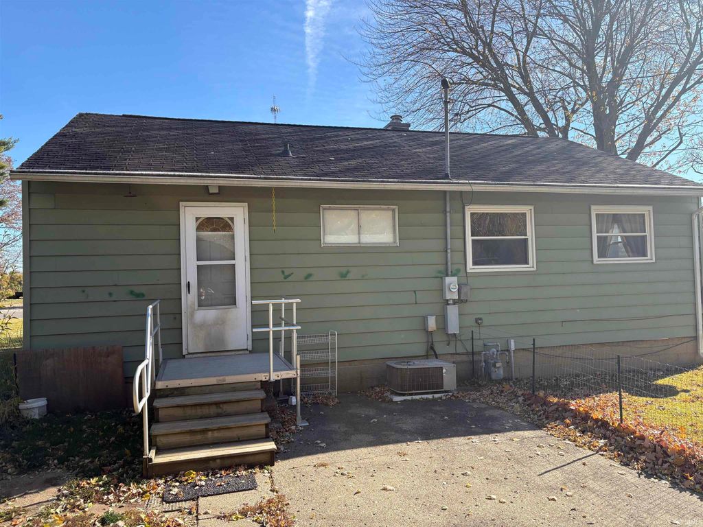 Photo of 913 Villa Terrace, Kendallville, IN 46755 (MLS # 202545720)