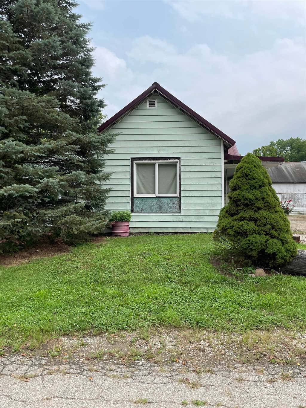 Photo of 403 S River Road Extension, North Manchester, IN 46962 (MLS # 202632507)
