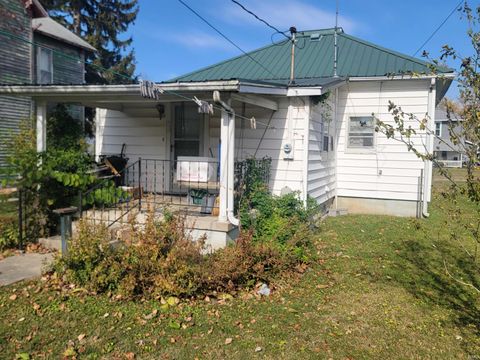 Tiny photo for 637 E Main Street, Portland, IN 47371 (MLS # 202601948)
