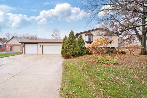 Photo of 6936 CASSELL Drive, Greentown, IN 46936 (MLS # 202547254)
