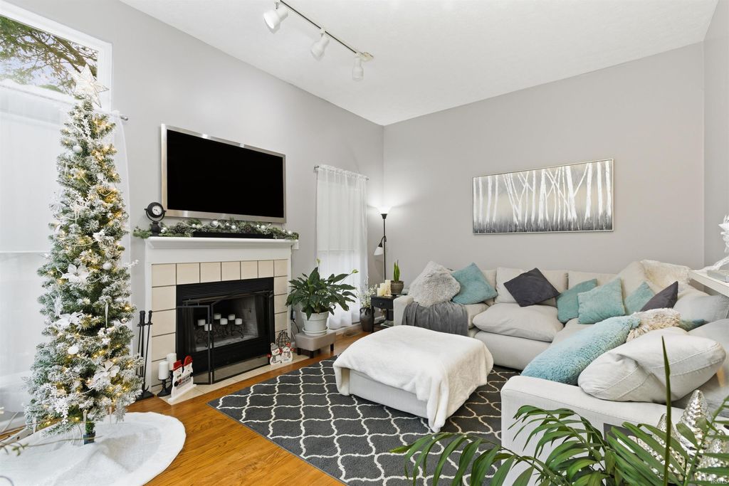 Photo of 1922 E Bay Pointe Drive, Bloomington, IN 47401 (MLS # 202547484)