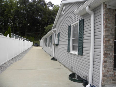 Tiny photo for 679 E Indiana Avenue, Spencer, IN 47460 (MLS # 202639549)