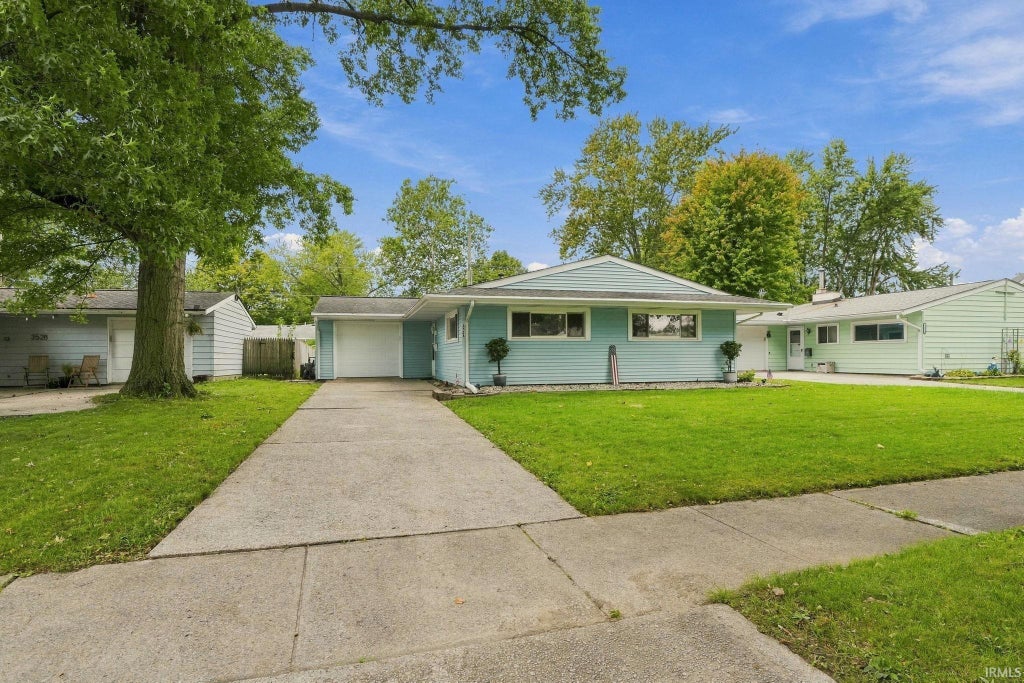Photo of 3526 Owaissa Way, Fort Wayne, IN 46809 (MLS # 202639808)