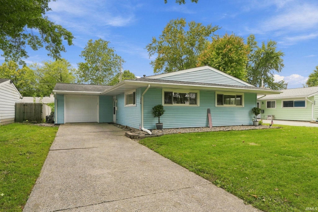 Photo of 3526 Owaissa Way, Fort Wayne, IN 46809 (MLS # 202639808)