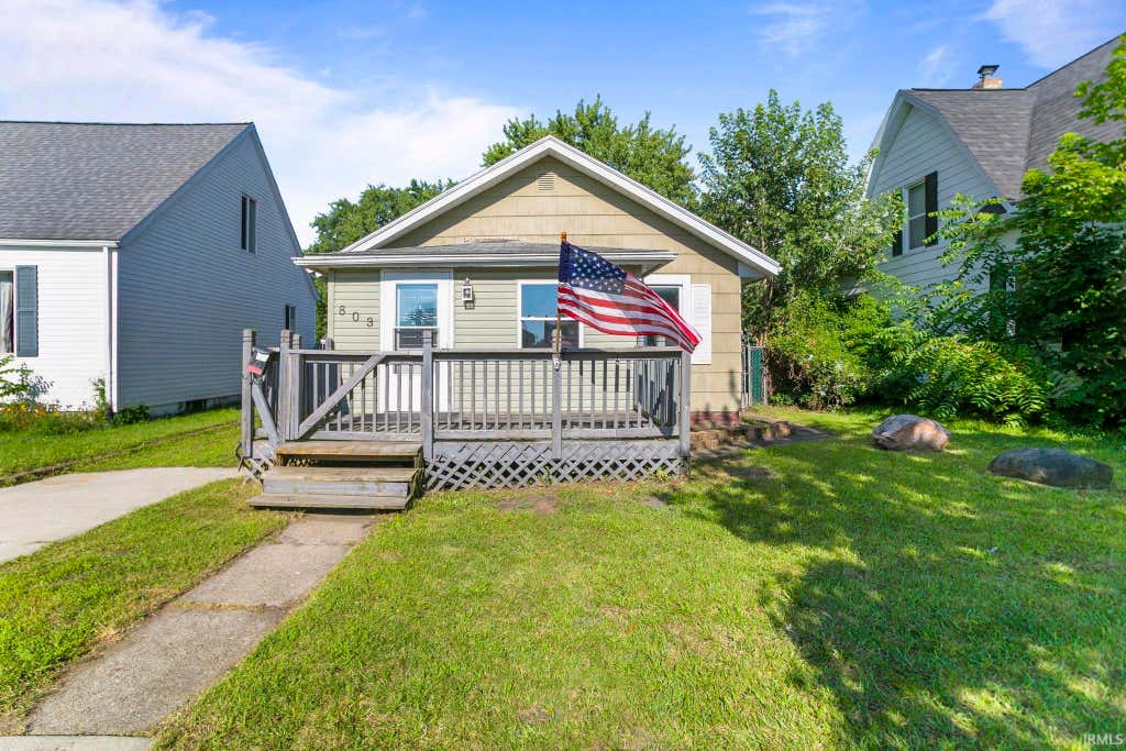 Photo of 803 Carlton Street, Mishawaka, IN 46544 (MLS # 202632028)