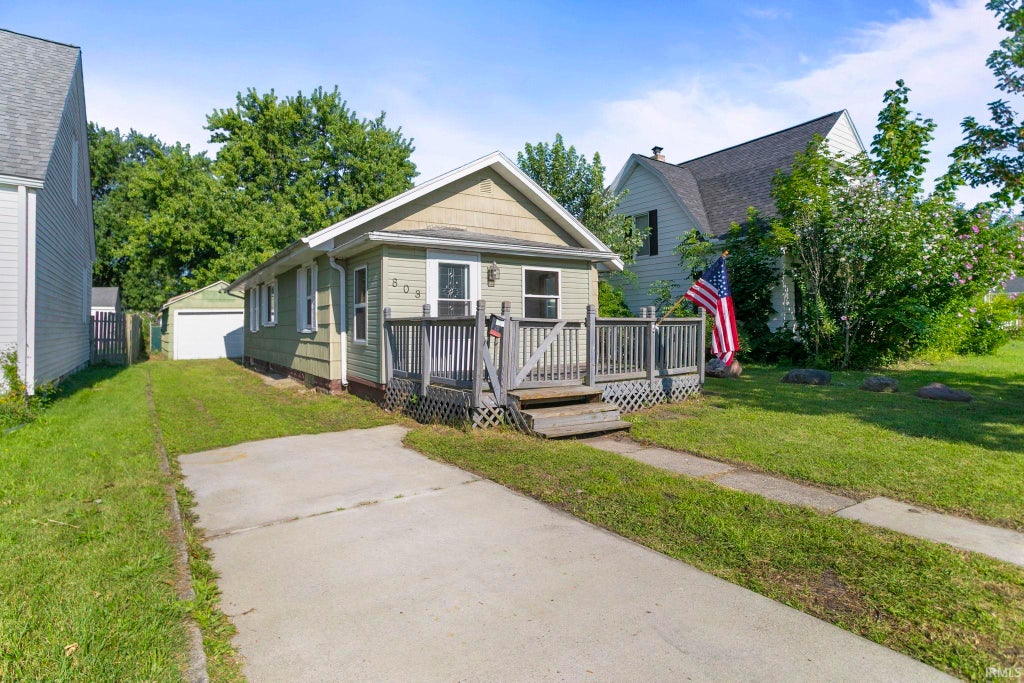 Photo of 803 Carlton Street, Mishawaka, IN 46544 (MLS # 202632028)