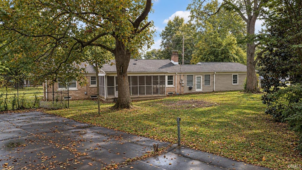 Photo of 6811 Newburgh Road, Evansville, IN 47715 (MLS # 202642978)