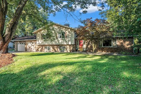 Photo of 1810 S Briarwood Drive, Warsaw, IN 46580 (MLS # 202538294)