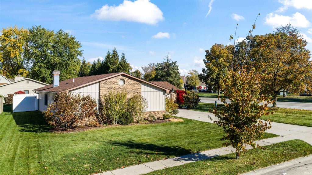 Photo of 8616 Breakwater Drive, Fort Wayne, IN 46804 (MLS # 202644993)