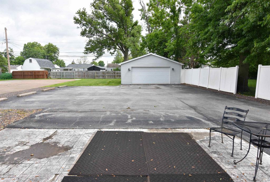 Photo of 621 W Mill Road, Evansville, IN 47710 (MLS # 202619300)