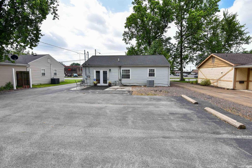 Photo of 621 W Mill Road, Evansville, IN 47710 (MLS # 202619300)