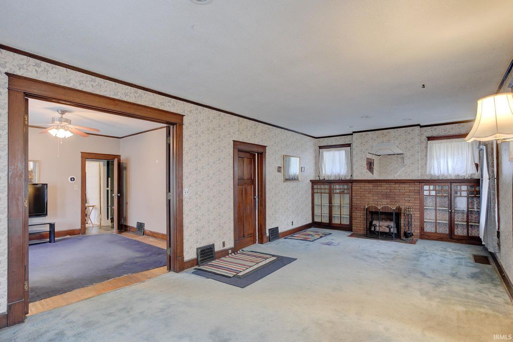 Photo of 900 E Blackford Avenue, Evansville, IN 47713 (MLS # 202614073)