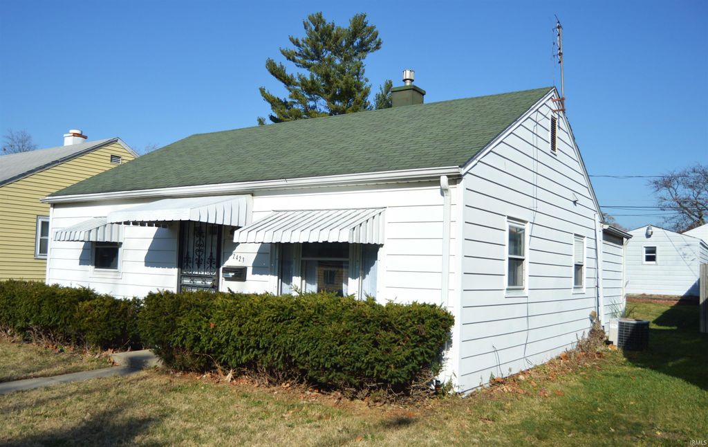 Photo of 2423 Charlotte Avenue, Fort Wayne, IN 46805 (MLS # 202546162)