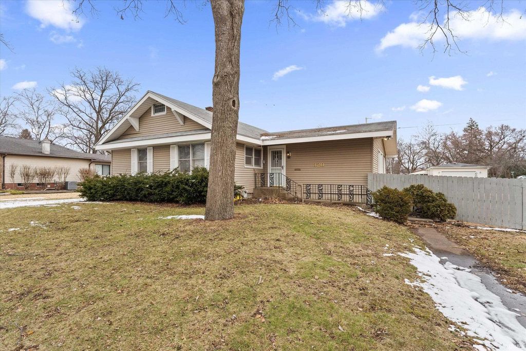 Photo of 320 Massachusetts Avenue, Elkhart, IN 46514 (MLS # 202606331)