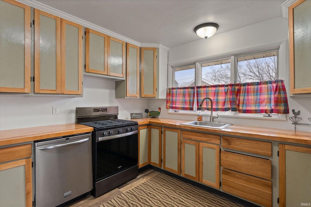 Photo of 320 Massachusetts Avenue, Elkhart, IN 46514 (MLS # 202606331)