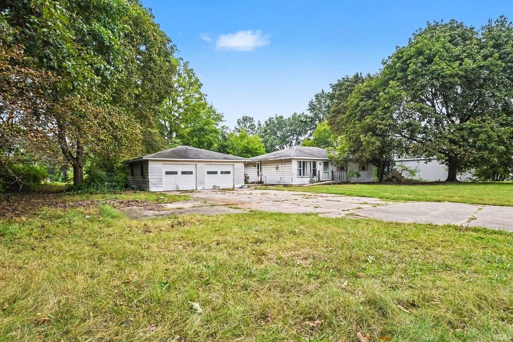Photo of 1071 Middleton Run Road, Elkhart, IN 46516 (MLS # 202617470)