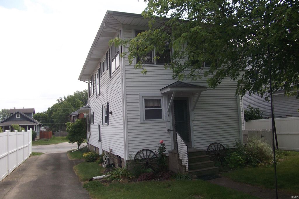 Photo of 910 S Randolph Street, Garrett, IN 46738 (MLS # 202622319)
