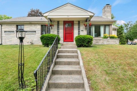 Photo of 721 N COQUILLARD Drive, South Bend, IN 46617 (MLS # 202622335)