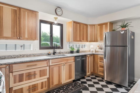 Tiny photo for 721 N COQUILLARD Drive, South Bend, IN 46617 (MLS # 202622335)