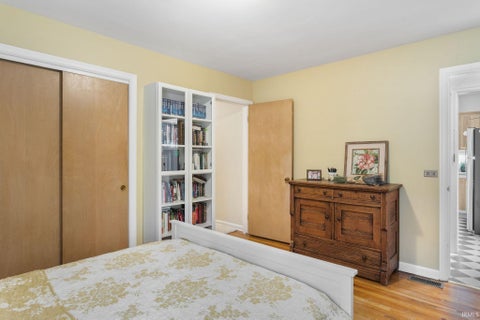 Tiny photo for 721 N COQUILLARD Drive, South Bend, IN 46617 (MLS # 202622335)