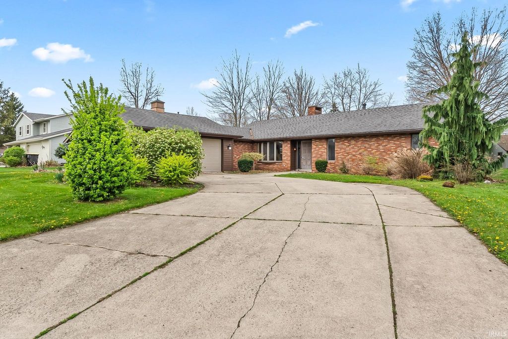 Photo of 11431 Wayfair Place, Fort Wayne, IN 46845 (MLS # 202613243)