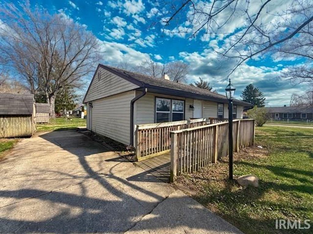 Photo of 1902 Edgemont Way, Anderson, IN 46011 (MLS # 202610386)