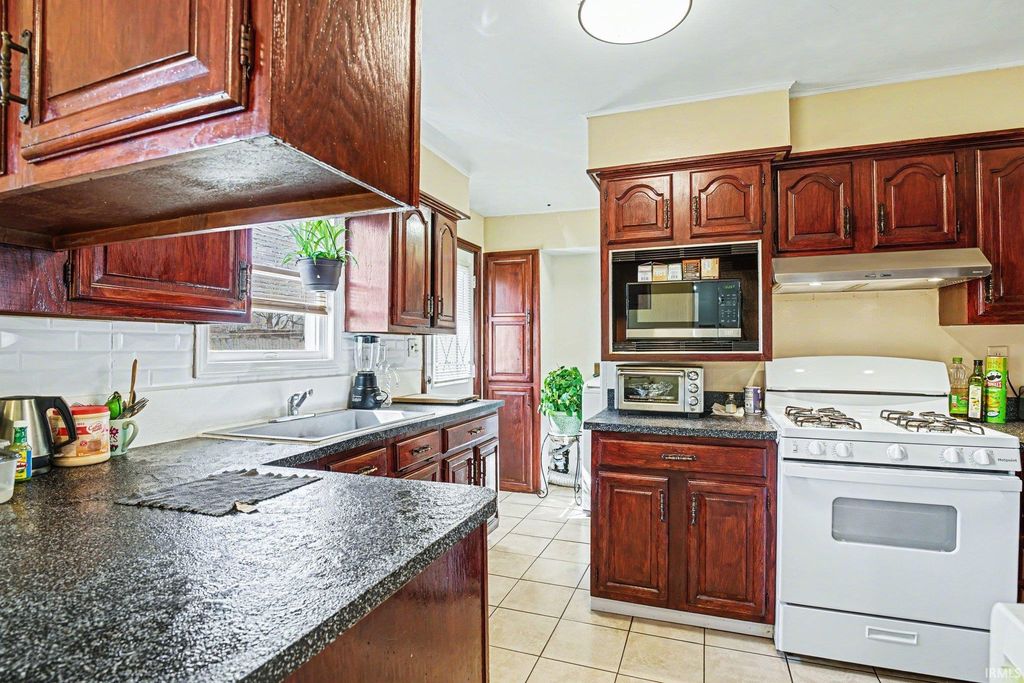 Photo of 1203 W Mishawaka Road, Elkhart, IN 46517 (MLS # 202609404)