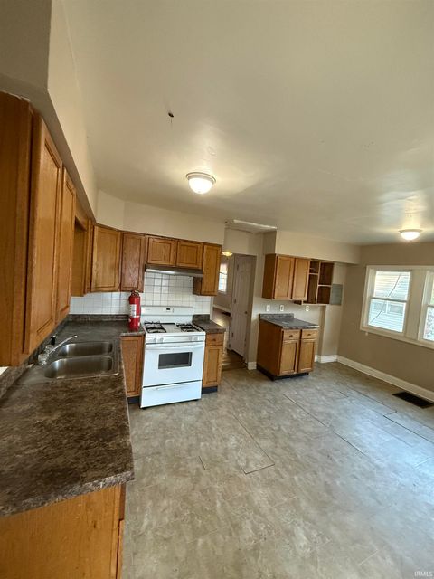 Tiny photo for 520 S Wabash Avenue, Kokomo, IN 46901 (MLS # 202542504)