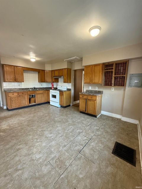 Tiny photo for 520 S Wabash Avenue, Kokomo, IN 46901 (MLS # 202542504)