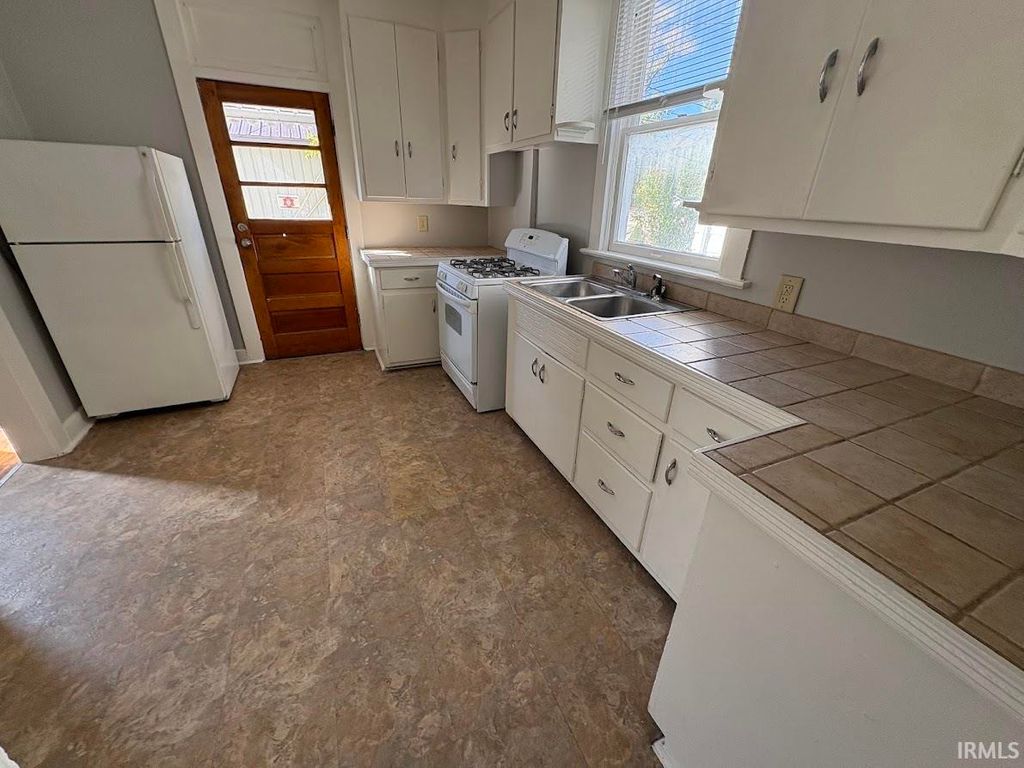 Photo of 1205 W Wildwood Avenue, Fort Wayne, IN 46807 (MLS # 202602285)