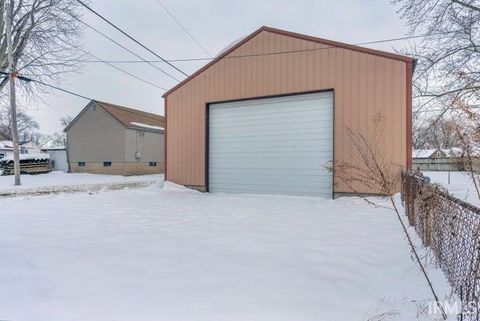 Tiny photo for 900 W Wabash Avenue, Logansport, IN 46947 (MLS # 202549888)