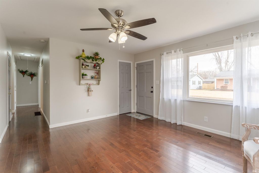 Photo of 1000 N Fairlawn W Circle, Evansville, IN 47711 (MLS # 202548743)