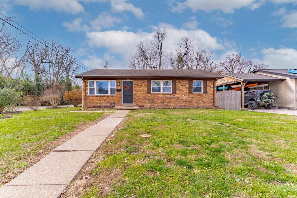 Photo of 1000 N Fairlawn W Circle, Evansville, IN 47711 (MLS # 202548743)
