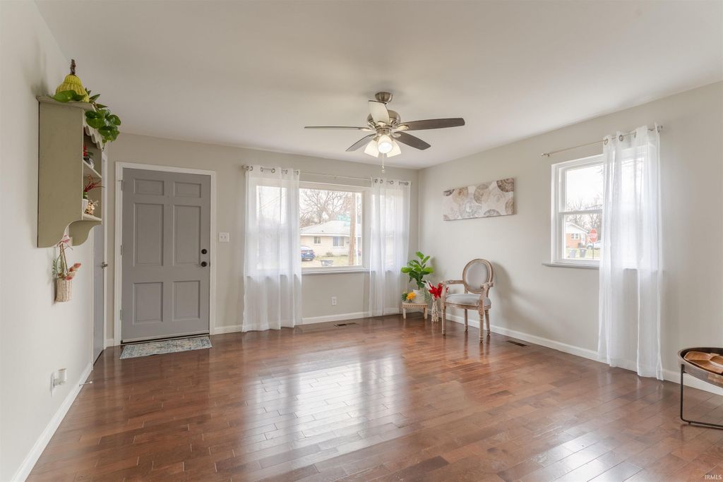 Photo of 1000 N Fairlawn W Circle, Evansville, IN 47711 (MLS # 202548743)