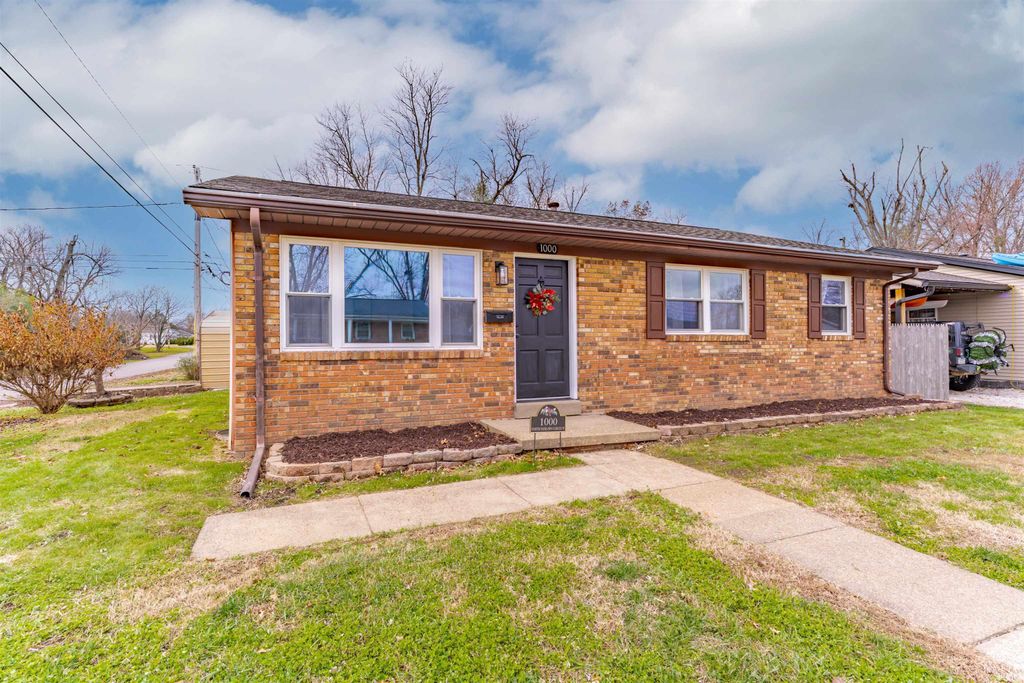 Photo of 1000 N Fairlawn W Circle, Evansville, IN 47711 (MLS # 202548743)