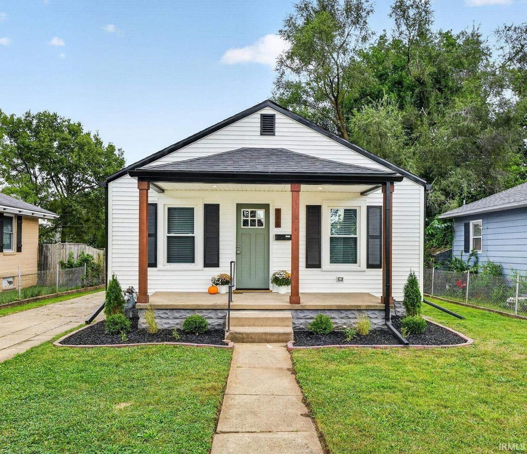 Photo of 740 E 6th Street, Mishawaka, IN 46544 (MLS # 202638918)