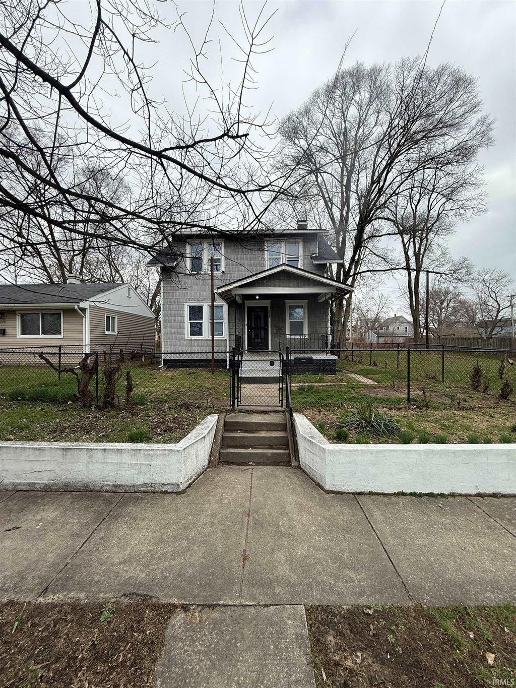 Photo of 613 E Broadway Street, South Bend, IN 46601 (MLS # 202610306)