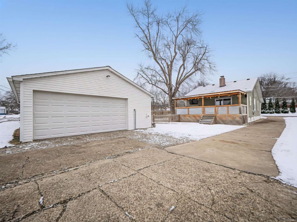 Photo of 4106 Broadway Avenue, Evansville, IN 47712 (MLS # 202547908)