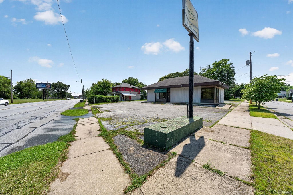 Photo of 1602 E Lincolnway, South Bend, IN 46613 (MLS # 202643908)