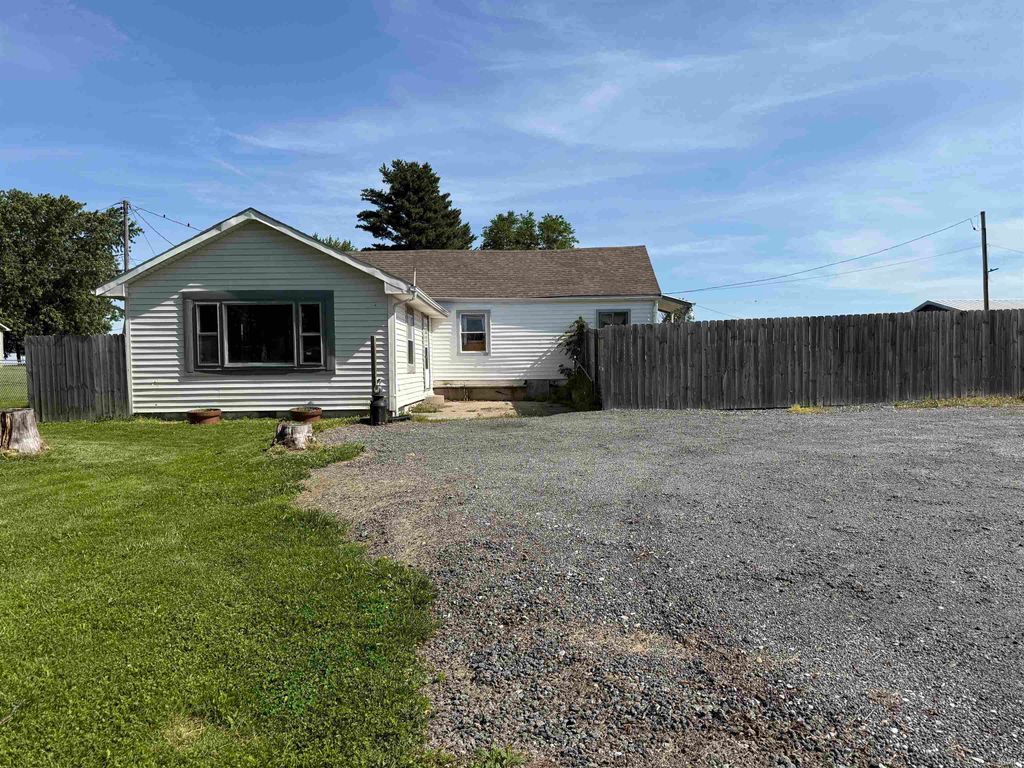 Photo of 8746 W Us Highway 40 Highway, Knightstown, IN 46148 (MLS # 202621576)